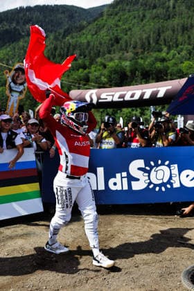 2026 UCI Mountain Bike World Championships Picture by Alex Whitehead SWpix.com - 29 08 2026 - Cycling - 2026 UCI Mountain Bike World Championships - Val di Sole, Trentino, Italy - Downhill (DHI) Final - Women Elite - Valentina Höll (Austria) celebrates winning to become World Champion Copyright: x xSWpix.comx(t axPhotographyxHubxLtd)xAlexxWhitehead SWpix.comx SWP-3030-21059