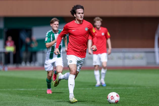 Yannik Pohlmann, HSC Hannover, 21 with the ball, single frame, full body, action, game scene, August 29, 2026, Bremen, Germany, soccer, Regionalliga Nord, SV Werder Bremen II vs. HSC Hannover xobx