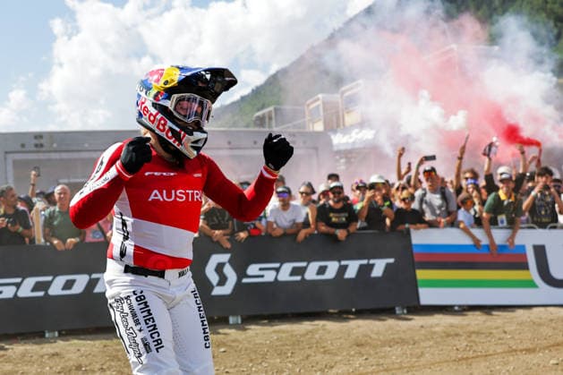 2026 UCI Mountain Bike World Championships Picture by Alex Whitehead SWpix.com - 29 08 2026 - Cycling - 2026 UCI Mountain Bike World Championships - Val di Sole, Trentino, Italy - Downhill (DHI) Final - Women Elite - Valentina Höll (Austria) celebrates winning to become World Champion Copyright: x xSWpix.comx(t axPhotographyxHubxLtd)xAlexxWhitehead SWpix.comx SWP-3030-21065