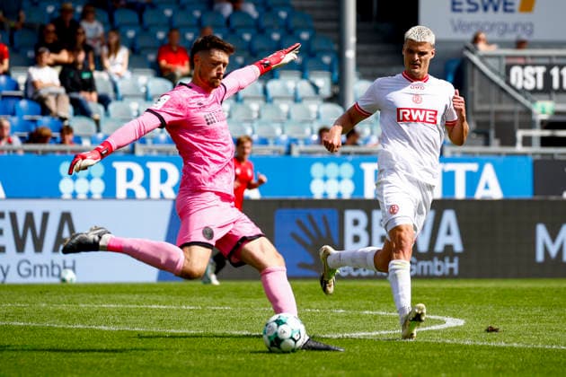 August 29, 2026, xavx, Soccer 3rd Division, SV Wehen Wiesbaden vs. Rot-Weiss Essen; from left: Goalie Florian Stritzel (SV Wehen Wiesbaden), Marek Janssen (Rot-Weiss Essen), Wiesbaden