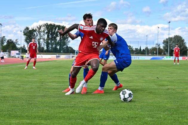 Bavarian Regional League: FV Illertissen vs. FC Bayern Munich II, August 29, 2026, ILLERTISSEN, GERMANY, August 29. From left: Eduard HECKMANN (FV Illertissen, No. 23), Allen Junior LAMBE, FC Bayern Munich II 8, and Alessio HASLER, FV Illertissen 5, during the Bavarian Regional League match between FV Illertissen and the FC Bayern Munich II reserves on Matchday 6 at Illertissen Stadium Copyright: xBEAUTIFULxSPORTS Goldbergx