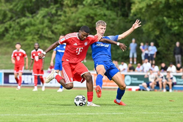 Regionalliga Bayern; FV Illertissen - FC Bayern München II; 29.08.2026 ILLERTISSEN, GERMANY - 29. AUGUST: im Duell Allen Junior LAMBE (FC Bayern München II 8) und Alessio HASLER (FV Illertissen 5) während dem Match der Regionalliga Bayern zwischen dem FV Illertissen und den Amateure des FC Bayern München am 6. Spieltag im Stadion Illertissen *** Bavarian Regional League: FV Illertissen vs. FC Bayern Munich II, August 29, 2026, ILLERTISSEN, GERMANY August 29, featuring Allen Junior LAMBE of FC Bayern Munich II and Alessio HASLER of FV Illertissen during the Bavarian Regional League match between FV Illertissen and the FC Bayern Munich II reserves on Matchday 6 at Illertissen Stadium Copyright: xBEAUTIFULxSPORTS Goldbergx
