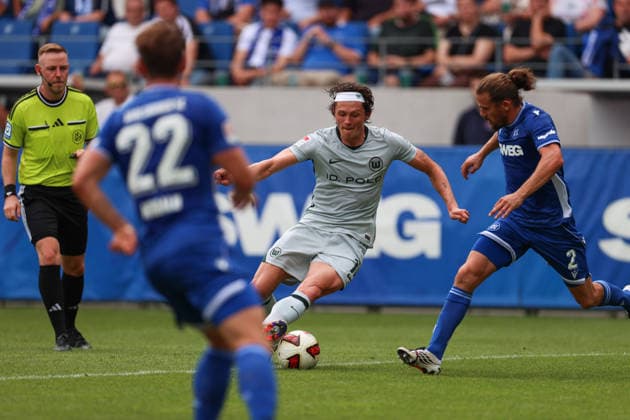 Fabian Reese (VfL Wolfsburg, 11) im Zweikampf mit Sebastian Jung (Karlsruher SC, 02), Karlsruher SC vs. VfL Wolfsburg, 2. Bundesliga, 3. Spieltag, 2026 2027, 29.08.2026, DFL REGULATIONS PROHIBIT ANY USE OF PHOTOGRAPHS AS IMAGE SEQUENCES AND OR QUASI-VIDEO, Karlsruher SC vs. VfL Wolfsburg, 2. Bundesliga, 3. Spieltag, 2026 2027, 29.08.2026 Karlsruhe *** Fabian Reese (VfL Wolfsburg), No. 11, in a tackle with Sebastian Jung (Karlsruher SC), No. 02, Karlsruher SC vs. VfL Wolfsburg, 2. Bundesliga, Matchday 3, 2026–2027, August 29, 2026, DFL REGULATIONS PROHIBIT ANY USE OF PHOTOGRAPHS AS IMAGE SEQUENCES AND OR QUASI-VIDEO, Karlsruher SC vs. VfL Wolfsburg, 2. Bundesliga, Matchday 3, 2026–2027, August 29, 2026, Karlsruhe Copyright: xEibner-Pressefoto JanxPrihodax EP_JPA