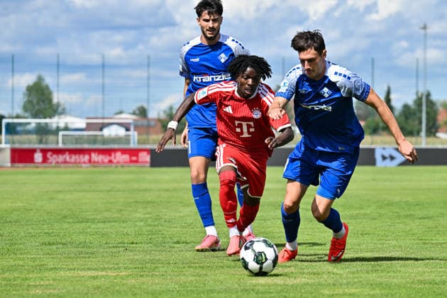 Bavarian Regional League: FV Illertissen vs. FC Bayern Munich II, August 29, 2026, ILLERTISSEN, GERMANY, August 29: Oluwaseyi WILSON (FC Bayern Munich II, No. 7) and Eduard HECKMANN (FV Illertissen, No. 23) face off during the Bavarian Regional League match between FV Illertissen and FC Bayern Munich II’s reserve team on Matchday 6 at Illertissen Stadiumertissen Copyright: xBEAUTIFULxSPORTS Goldbergx
