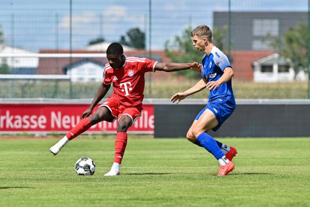 Bavarian Regional League: FV Illertissen vs. FC Bayern Munich II, August 29, 2026, ILLERTISSEN, GERMANY, AUGUST 29 Pictured: Bastian Friedrich ASSOMO (FC Bayern Munich II, No. 9) and Alessio HASLER (FV Illertissen, No. 5) during the Bavarian Regional League match between FV Illertissen and FC Bayern Munich II on Matchday 6 at Illertissen Stadium Copyright: xBEAUTIFULxSPORTS Goldbergx