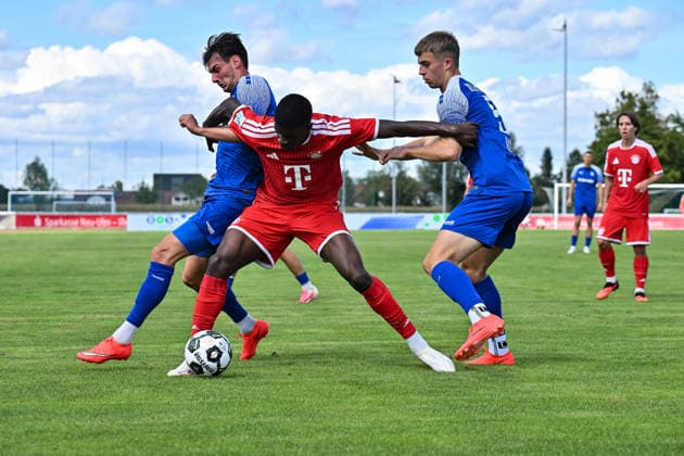 Bavarian Regional League: FV Illertissen vs. FC Bayern Munich II, August 29, 2026, ILLERTISSEN, GERMANY. August 29. From left: Eduard HECKMANN, FV Illertissen 23, Allen Junior LAMBE, FC Bayern Munich II 8, and Alessio HASLER, FV Illertissen 5, during the Bavarian Regional League match between FV Illertissen and the FC Bayern Munich II reserves on Matchday 6 at Illertissen Stadium Copyright: xBEAUTIFULxSPORTS Goldbergx