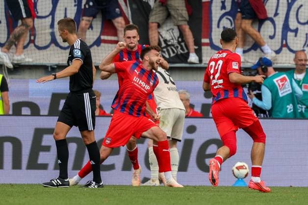 Julian Niehues 16 (1FC Heidenheim 1846), Mitte, jubelt ueber sein Tor zum 4:2, mit Patrick Mainka 6 (1FC Heidenheim 1846) und Oualid Mhamdi 22 (1FC Heidenheim 1846), 1. FC Heidenheim 1846 vs. SG Dynamo Dresden, Fussball, Maenner, 2. Bundesliga, Saison 2026 2027, Hinrunde, 3. Spieltag, 29.08.2026 DFB regulations prohibit any use of photographs as image sequences and or quasi-video Heidenheim Baden-Wuerttemberg Deutschland *** Julian Niehues (16, 1. FC Heidenheim 1846), center, celebrates his goal to make it 4–2, with Patrick Mainka (6, 1. FC Heidenheim 1846) and Oualid Mhamdi (22, 1. FC Heidenheim 1846), 1 FC Heidenheim 1846 vs. SG Dynamo Dresden, soccer, men’s, 2. Bundesliga, 2026–2027 season, First Half of the Season, Matchday 3, August 29, 2026. DFB regulations prohibit any use of photographs as image sequences and or quasi-video. Heidenheim, Baden-Württemberg, Germany Copyright: xkolbert-press MartinxAgüerax