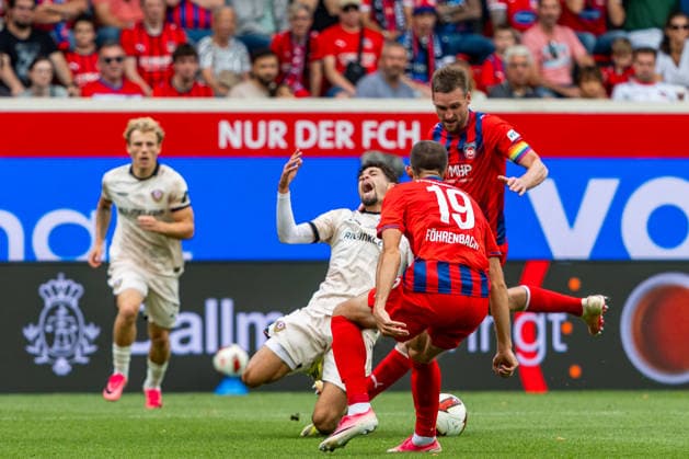 2. Fußball Bundesliga: 1. FC Heidenheim 1846 e.V. vs. Dynamo Dresden; 29.08.2026 Heidenheim, GERMANY - 29. August 2027: Jonas Föhrenbach (1. FC Heidenheim 1846, 19) und Patrick Mainka (1. FC Heidenheim 1846, 6) stoppen Ben Bobzien (Dynamo Dresden, 20) während dem Spiel zwischen dem 1. FC Heidenheim 1846 e.V. und Dynamo Dresden am 3. Spieltag der 2. Bundesliga in der Voith-Arena. *** 2 Bundesliga 1 FC Heidenheim 1846 e.V. vs. Dynamo Dresden August 29, 2026 Heidenheim, GERMANY August 29, 2027 Jonas Föhrenbach 1 FC Heidenheim 1846, 19, and Patrick Mainka, 1 FC Heidenheim 1846, 6, stop Ben Bobzien, Dynamo Dresden, 20, during the match between 1 FC Heidenheim 1846 e.V. and Dynamo Dresden on Matchday 3 of the 2. Bundesliga at the Voith Arena Copyright: xBEAUTIFULxSPORTS Steinx