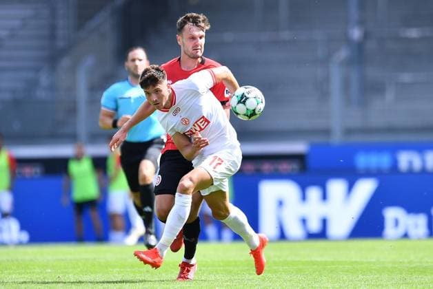 SV Wehen Wiesbaden vs. Rot Weiss Essen ** FOR EDITORIAL USE ONLY ** EDITORIAL USE ONLY ** p Soccer 3rd Division, Matchday 3: SV Wehen Wiesbaden vs. Rot-Weiss Essen on August 29, 2026, at the BRITA Arena in Wiesbaden. Semir Telalovic (Rot-Weiss Essen) in the foreground; Gino Fechner (SV Wehen Wiesbaden) in the background; Germany, Hesse, Wiesbaden. Copyright ThorstenxTillmann Copyright: ThorstenxTillmann doc87dc3v1ndwx66fgj9ul ,EDITORIAL USE ONLY Copyright: ThorstenxTillmann