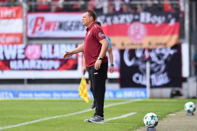 SV Wehen Wiesbaden vs. Rot Weiss Essen ** FOR EDITORIAL USE ONLY ** EDITORIAL USE ONLY ** p Soccer 3rd Division, Matchday 3: SV Wehen Wiesbaden vs. Rot Weiss Essen on August 29, 2026, at the BRITA Arena in Wiesbaden. Uwe Koschinat, coach of Rot Weiss Essen. Germany, Hesse, Wiesbaden. Copyright ThorstenxTillmann Copyright: ThorstenxTillmann doc87dc3vdu2gw2920hlwq ,EDITORIAL USE ONLY Copyright: ThorstenxTillmann