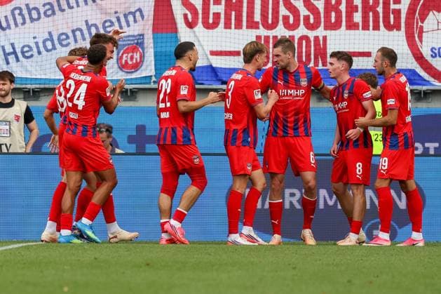 Torjubel der Mannschaft (1FC Heidenheim 1846) nach dem 4:2 durch Julian Niehues 16 (1FC Heidenheim 1846), 1. FC Heidenheim 1846 vs. SG Dynamo Dresden, Fussball, Maenner, 2. Bundesliga, Saison 2026 2027, Hinrunde, 3. Spieltag, 29.08.2026 DFB regulations prohibit any use of photographs as image sequences and or quasi-video Heidenheim Baden-Wuerttemberg Deutschland *** Goal celebration by the 1. FC Heidenheim 1846 team after Julian Niehues scored the 4-2 goal for 1. FC Heidenheim 1846, 1 FC Heidenheim 1846 vs. SG Dynamo Dresden, Soccer, Men’s, 2. Bundesliga, 2026–2027 Season, First half of the season, Matchday 3, August 29, 2026. DFB regulations prohibit any use of photographs as image sequences and or quasi-video. Heidenheim, Baden-Württemberg, Germany Copyright: xkolbert-press MartinxAgüerax