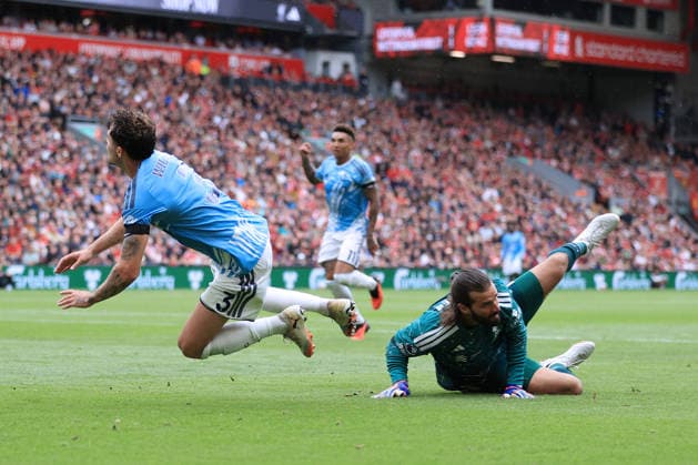 Fußball: Premier League – Liverpool gegen Nottingham Forest, 29. August 2026 – Premier League – Liverpool gegen Nottingham Forest – Liverpools Torhüter Alisson Becker begeht ein Foul an Neco Williams von Nottingham Forest und verursacht einen Elfmeter – Foto: Simon Stacpoole – Abseits – Liverpool – Großbritannien  Copyright: xSimonxStacpoolexOffside