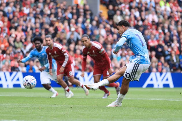 Fußball: Premier League – Liverpool gegen Nottingham Forest, 29. August 2026 Premier League – Liverpool gegen Nottingham Forest: Morgan Gibbs-White von Nottingham Forest erzielt per Elfmeter das zweite Tor. Foto: Simon Stacpoole – Abseits – Liverpool, Großbritannien  Copyright: xSimonxStacpoolexOffside