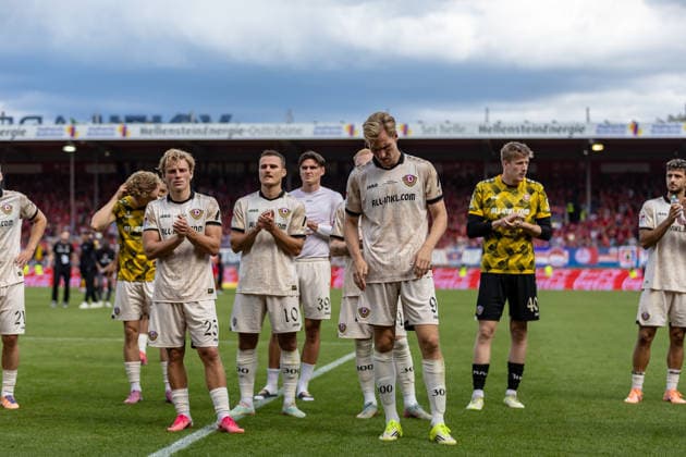 Trauer Emotionen gesenkte Koepfe bei den Dresdnern auf dem Weg zu den Fans Tobias Raschl (SG Dynamo Dresden, 21) Jonas Oehmichen (SG Dynamo Dresden, 25) Jakob Lemmer (SG Dynamo Dresden, 10) Thomas Keller (SG Dynamo Dresden, 39) Nils Froeling (SG Dynamo Dresden, 16) Vincent Vermeij (SG Dynamo Dresden, 09) Elias Bethke (SG Dynamo Dresden, 40), GER, 1.FC Heidenheim vs. SG Dynamo Dresden, Fussball, 2. Bundesliga, 03. Spieltag, Spielzeit 2026 2027, 29.08.2026, DFL DFB REGULATIONS PROHIBIT ANY USE OF PHOTOGRAPHS AS IMAGE SEQUENCES AND OR QUASI-VIDEO, GER, 1.FC Heidenheim vs. SG Dynamo Dresden, Fussball, 2. Bundesliga, 03. Spieltag, Spielzeit 2026 2027, 29.08.2026 Heidenheim *** Grief, emotion, and bowed heads among the Dresden players as they make their way toward the fans: Tobias Raschl (SG Dynamo Dresden), 21 Jonas Oehmichen (SG Dynamo Dresden), 25 Jakob Lemmer (SG Dynamo Dresden), 10 Thomas Keller (SG Dynamo Dresden), 39 Nils Froeling, SG Dynamo Dresden, 16 Vincent Vermeij, SG Dynamo Dresden, 09 Elias Bethke, SG Dynamo Dresden, 40, GER, 1 FC Heidenheim vs. SG Dynamo Dresden, Soccer, 2. Bundesliga, Matchday 03, 2026–2027 season, August 29, 2026, DFL DFB regulations prohibit any use of photographs as image sequences and or quasi-video, GER, 1 FC Heidenheim vs. SG Dynamo Dresden, Soccer, 2. Bundesliga, Matchday 3, 2026–2027 Season, August 29, 2026, Heidenheim Copyright: xEibner-Pressefoto JanixPlessx EP_JPL