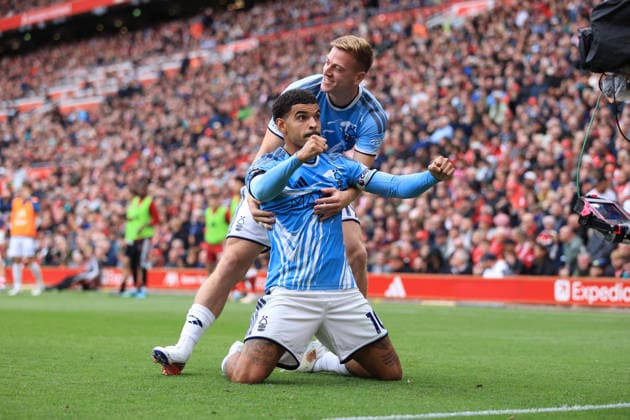 Fußball: Premier League – Liverpool gegen Nottingham Forest, 29. August 2026 Premier League – Liverpool gegen Nottingham Forest: Morgan Gibbs-White von Nottingham Forest feiert gemeinsam mit Liam Delap von Nottingham Forest nach dem zweiten Tor. Foto: Simon Stacpoole – Abseits – Liverpool, Großbritannien  Copyright: xSimonxStacpoolexOffside