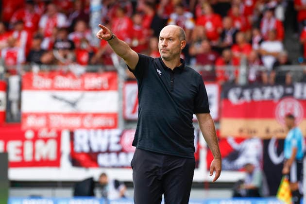 August 29, 2026, xavx, Soccer 3rd Division, SV Wehen Wiesbaden vs. Rot Weiss Essen; Coach Daniel Scherning of SV Wehen Wiesbaden gives instructions, gesticulates with his arms, Wiesbaden
