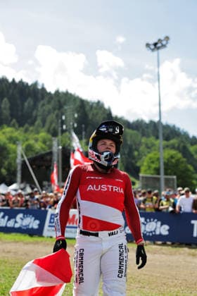 2026 UCI Mountain Bike World Championships Picture by Alex Whitehead SWpix.com - 29 08 2026 - Cycling - 2026 UCI Mountain Bike World Championships - Val di Sole, Trentino, Italy - Downhill (DHI) Final - Women Elite - Valentina Höll (Austria) celebrates winning to become World Champion Copyright: x xSWpix.comx(t axPhotographyxHubxLtd)xAlexxWhitehead SWpix.comx SWP-3030-21073