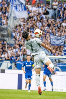 29.08.2026, xdaymx, Fussball 2.Bundesliga, Karlsruher SC - VfL Wolfsburg. Kento Shiogai (VFL Wolfsburg) mit einer spektakulären Brustannahme. (DFL DFB REGULATIONS PROHIBIT ANY USE OF PHOTOGRAPHS as IMAGE SEQUENCES and or QUASI-VIDEO) Karlsruhe *** August 29, 2026, xdaymx, Soccer 2. Bundesliga, Karlsruher SC vs. VfL Wolfsburg, Kento Shiogai, VfL Wolfsburg with a spectacular chest trap; DFL and DFB regulations prohibit any use of photographs as image sequences and or quasi-video; Karlsruhe