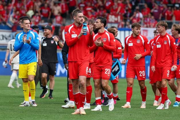 Patrick Mainka 6 (1FC Heidenheim 1846) und die Heidenheimer freuen sich ueber den Heimsieg bei den Fans, 1. FC Heidenheim 1846 vs. SG Dynamo Dresden, Fussball, Maenner, 2. Bundesliga, Saison 2026 2027, Hinrunde, 3. Spieltag, 29.08.2026 DFB regulations prohibit any use of photographs as image sequences and or quasi-video Heidenheim Baden-Wuerttemberg Deutschland *** Patrick Mainka 6 1. FC Heidenheim 1846 and the Heidenheim fans celebrate the home victory with the supporters, 1. FC Heidenheim 1846 vs. SG Dynamo Dresden, Soccer, Men, 2. Bundesliga, 2026–2027 season, First half of the season, Matchday 3, August 29, 2026. DFB regulations prohibit any use of photographs as image sequences and or quasi-video. Heidenheim, Baden-Württemberg, Germany Copyright: xkolbert-press MartinxAgüerax