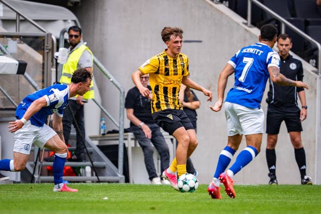 Kacper Koscierski with the ball, Alemannia Aachen, 29 Alemannia Aachen vs. SV Meppen, Soccer, 3rd Division, Matchday 3, 2026–2027 Season, August 29, 2026 DFB regulations prohibit any use of photographs as image sequences and or quasi-video Alemannia Aachen vs. SV Meppen, soccer, 3rd Division, Matchday 3, 2026–2027 Season, August 29, 2026, Aachen Copyright: xEibner-Pressefoto J.xDerondeaux EP_JDU