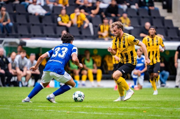 Mika Schroers of Alemannia Aachen, 27, and Stefan Rankic of SV Meppen, 33, head toward the ball during the Alemannia Aachen vs. SV Meppen soccer match, 3rd Division, Matchday 3, 2026–2027 season, August 29, 2026 DFB regulations prohibit any use of photographs as image sequences and or quasi-video Alemannia Aachen vs. SV Meppen, soccer, 3. Liga, Matchday 3, 2026–2027 season, August 29, 2026, Aachen Copyright: xEibner-Pressefoto J.xDerondeaux EP_JDU