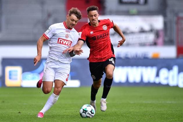 SV Wehen Wiesbaden vs. Rot Weiss Essen ** FOR EDITORIAL USE ONLY ** EDITORIAL USE ONLY ** Soccer 3rd League, Matchday 3: SV Wehen Wiesbaden vs. Rot-Weiss Essen on August 29, 2026, at the BRITA Arena in Wiesbaden. Jannik Hofmann (Rot-Weiss Essen), left; Robin Kalem (SV Wehen Wiesbaden), right; Germany, Hesse, Wiesbaden. Copyright ThorstenxTillmann Copyright: ThorstenxTillmann doc87dcgt5kfgjk59xrh07 ,EDITORIAL USE ONLY Copyright: ThorstenxTillmann