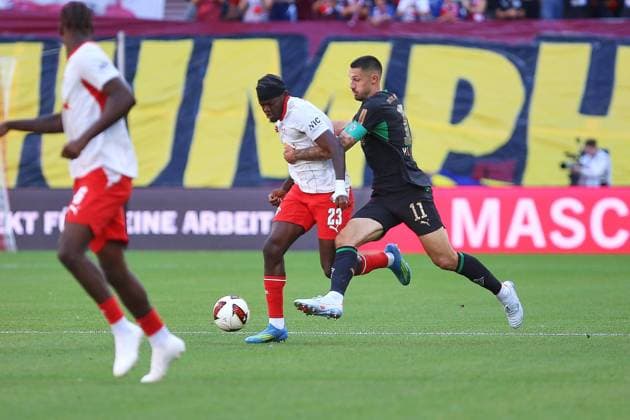 Leipzig, Sachsen, Deutschland, 29.08.2026: Red-Bull-Arena: 1. Spieltag, Saison 2026 27, 1. Fußball-Bundesliga: RB Leipzig - Borussia Mönchengladbach: Castello Lukeba (23, RBL) und Tim Kleindienst (11, Borussia Mönchengladbach) im Duell *** Leipzig, Saxony, Germany, August 29, 2026, Red Bull Arena, Matchday 1, 2026–27 season, 1 Bundesliga: RB Leipzig vs. Borussia Mönchengladbach—Castello Lukeba (23), RBL, and Tim Kleindienst (11), Borussia Mönchengladbach, face off Copyright: xdtsxNachrichtenagenturx dts_131684