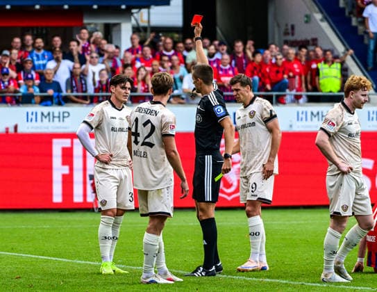 29.08.2026, GER, Fußball, Herren, 2. Bundesliga, 1. FC Heidenheim vs Dynamo Dresden Schiedsrichter Felix Bickel zeigt Thomas Keller (Dresden, 39) die gelb rote Karte Heidenheim Voith-Arena Baden-Württemberg Deutschland *** August 29, 2026, GER, Soccer, Men s, 2. Bundesliga, 1. FC Heidenheim vs. Dynamo Dresden; Referee Felix Bickel shows Thomas Keller (Dresden, 39) a yellow-red card; Heidenheim Voith Arena, Baden-Württemberg, Germany Copyright: xNordphotox xHafnerx