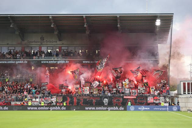 29.08.2026, Fussball, Herren, 1. Bundesliga, Saison 2026 2027, SV 07 Elversberg - Bayer 04 Leverkusen, Fans von Bayer 04 Leverkusen zünden Pyrotechnik Elversberg Ursapharm-Arena an der Kaiserlinde Saarland Deutschland *** August 29, 2026, Soccer, Men s, Bundesliga 1, 2026–2027 Season, SV 07 Elversberg vs. Bayer 04 Leverkusen; Bayer 04 Leverkusen fans set off pyrotechnics at the Elversberg Ursapharm Arena on Kaiserlinde Street, Saarland, Germany Copyright: xSebastianxBachx