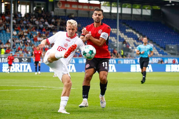 August 29, 2026, xavx, Soccer 3rd Division, SV Wehen Wiesbaden vs. Rot-Weiss Essen; from left: Janne Sietan (Rot-Weiss Essen), Tarik Gözüsirin (SV Wehen Wiesbaden), Wiesbaden