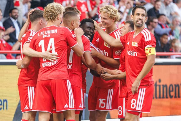Fussball: Bundesliga, 1. Spieltag, 1. FC Union Berlin - Eintracht Frankfurt, Stadion An der Alten Foersterei. Emmanuel Latte Lath (1. FC Union Berlin) trifft zum 1:0 und freut sich mit seinen Mannschaftskollegen. DFL regulations and DFB regulations prohibit any use of photographs as image sequences and or quasi-video, Foto: Andreas Gora 1. FC Union Berlin - Eintracht Frankfurt *** Bundesliga Soccer, Matchday 1, 1 FC Union Berlin vs. Eintracht Frankfurt, Stadion An der Alten Foersterei, Emmanuel Latte, 1 FC Union Berlin scores to make it 1–0 and celebrates with his teammates. DFL and DFB regulations prohibit any use of photographs as image sequences and or quasi-video. Photo by Andreas Gora, 1 FC Union Berlin vs. Eintracht Frankfurt