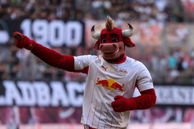 Deutschland: 1. Bundesliga 2026 2027, 1. Spieltag, RB Leipzig - Borussia Mönchengladbach, Red Bull Arena (Leipzig): RB Maskottchen *** Germany 1 Bundesliga 2026–2027, Matchday 1, RB Leipzig vs. Borussia Mönchengladbach, Red Bull Arena Leipzig, RB Mascot Copyright: xLucasxWalterx