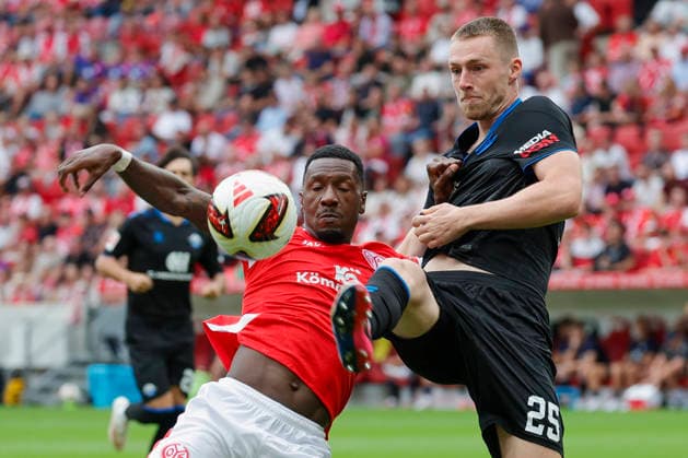 Im Bild: v.li. Sheraldo Becker (FSV Mainz 05, 23) im Zweikampf gegen Tjark Scheller (SC Paderborn 07, 25) 29.08.2026, FSV Mainz 05 - SC Paderborn 07, 1. Bundesliga, 1. Spieltag, Deutschland, Mainz, MEWA Arena, DFL REGULATIONS PROHIBIT ANY USE OF PHOTOGRAPHS AS IMAGE SEQUENCES AND OR QUASI-VIDEO. *** Pictured, from left: Sheraldo Becker (FSV Mainz 05, No. 23) in a tackle against Tjark Scheller (SC Paderborn 07, No. 25), August 29, 2026, FSV Mainz 05 vs. SC Paderborn 07, Bundesliga 1, Matchday 1, Germany, Mainz, MEWA Arena, DFL REGULATIONS PROHIBIT ANY USE OF PHOTOGRAPHS AS IMAGE SEQUENCES AND OR QUASI-VIDEO Copyright: HMBxMedia xJulienxBecker