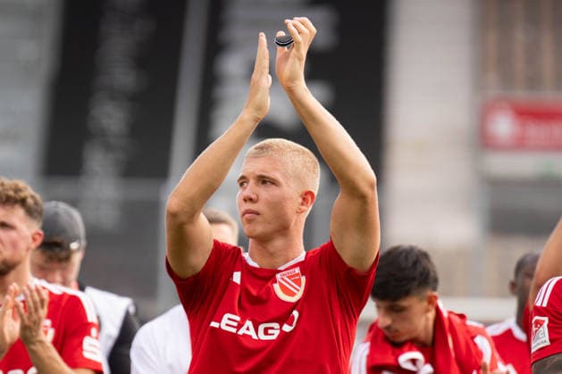 29.08.2026: Fußball: Energie Cottbus - SpVgg Greuther Fürth, 3. Spieltag der 2. Bundesliga im LEAG Energie Stadion. Dmytro Bogdanov (Energie Cottbus, 13) nach der 3:4 Niederlage bei den Fans WICHTIGER HINWEIS: Gemäß den Vorgaben der DFL und des DFB ist es untersagt, in dem Stadion und oder vom Spiel angefertigte Fotoaufnahmen in Form von Sequenzbildern und oder videoähnlichen Fotostrecken zu verwerten bzw. verwerten zu lassen. *** August 29, 2026: Energie Cottbus vs. SpVgg Greuther Fürth, Matchday 3 of the 2. Bundesliga at the LEAG Energie Stadium Dmytro Bogdanov Energie Cottbus, 13 following the 3–4 loss among the fans IMPORTANT NOTICE In accordance with the guidelines of the DFL and the DFB, it is prohibited to use or allow the use of photographs taken in the stadium and or during the game in the form of sequential images and or video-like photo series. Copyright: xJamesxZabelx