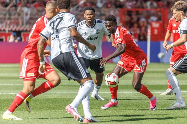 Fussball: Bundesliga, 1. Spieltag, 1. FC Union Berlin - Eintracht Frankfurt, Stadion An der Alten Foersterei. Emmanuel Latte Lath (1. FC Union Berlin) kaempft gegen Jeremiaha Maluze (Eintracht Frankfurt) um den Ball. DFL regulations and DFB regulations prohibit any use of photographs as image sequences and or quasi-video, Foto: Andreas Gora 1. FC Union Berlin - Eintracht Frankfurt *** Bundesliga Soccer, Matchday 1, 1. FC Union Berlin vs. Eintracht Frankfurt, Stadion An der Alten Foersterei, Emmanuel Latte (1. FC Union Berlin) battles Jeremiaha Maluze (Eintracht Frankfurt) for the ball. DFL and DFB regulations prohibit any use of photographs as image sequences and or quasi-video. Photo by Andreas Gora. 1. FC Union Berlin vs. Eintracht Frankfurt
