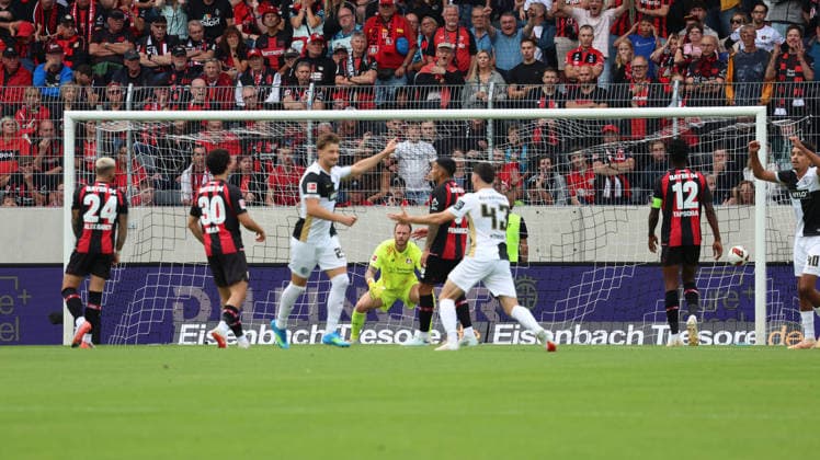 29.08.2026, xrekx, Fussball 1.Bundesliga, SV Elversberg - Bayer 04 Leverkusen v.l. Torschuss zum 1:0 durch Lukas Petkov (SV 07 Elversberg) (DFL DFB REGULATIONS PROHIBIT ANY USE OF PHOTOGRAPHS as IMAGE SEQUENCES and or QUASI-VIDEO) Elversberg *** August 29, 2026, xrekx, Soccer, Bundesliga 1, SV Elversberg vs. Bayer 04 Leverkusen: Lukas Petkov scores the 1–0 goal for SV 07 Elversberg. DFL and DFB regulations prohibit any use of photographs as image sequences and or quasi-video. Elversberg