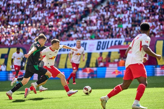 29.08.2026, Fußball, Männer, Bundesliga, 2026 2027, RB Leipzig - Borussia Mönchengladbach Brajan Gruda (10, RB Leipzig), Aktion, mit Ball, Zweikampf Leipzig Red Bull Arena Sachsen Deutschland *** August 29, 2026, Soccer, Men s, Bundesliga, 2026–2027, RB Leipzig vs. Borussia Mönchengladbach, Brajan Gruda 10, RB Leipzig, Action, With Ball, Tackle, Leipzig, Red Bull Arena, Saxony, Germany