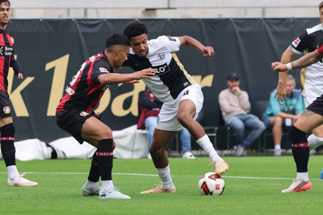 29.08.2026, Fussball, Herren, 1. Bundesliga, Saison 2026 2027, SV 07 Elversberg - Bayer 04 Leverkusen, Ezequiel Fernandez (Bayer 04 Leverkusen), Francis Onyeka (SV 07 Elversberg) Elversberg Ursapharm-Arena an der Kaiserlinde Saarland Deutschland (DEU) *** August 29, 2026, Soccer, Men s, Bundesliga 1, 2026–2027 Season, SV 07 Elversberg vs. Bayer 04 Leverkusen, Ezequiel Fernandez (Bayer 04 Leverkusen), Francis Onyeka (SV 07 Elversberg), Elversberg Ursapharm Arena an der Kaiserlinde, Saarland, Germany (DEU) Copyright: xSebastianxBachx