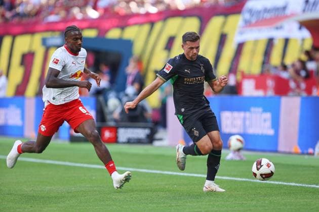 Leipzig, Sachsen, Deutschland, 29.08.2026: Red-Bull-Arena: 1. Spieltag, Saison 2026 27, 1. Fußball-Bundesliga: RB Leipzig - Borussia Mönchengladbach: Ezechiel Banzuzi (6, RBL) und Kevin Stöger (7, Borussia Mönchengladbach) im Duell *** Leipzig, Saxony, Germany, August 29, 2026, Red Bull Arena, Matchday 1, 2026–27 season, 1 Bundesliga RB Leipzig vs. Borussia Mönchengladbach Ezechiel Banzuzi (6, RBL) and Kevin Stöger (7, Borussia Mönchengladbach) face off Copyright: xdtsxNachrichtenagenturx dts_131689