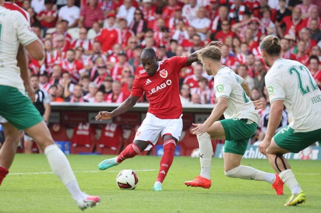 7 Christian Kinsombi (Energie Cottbus) beim Torschuss Fussball 2. Bundesliga 2026 2027 FC Energie Cottbus - SpVgg Greuther Fürth *** 7 Christian Kinsombi, Energie Cottbus, taking a shot on goal; Soccer; 2. Bundesliga; 2026–2027; FC Energie Cottbus vs. SpVgg Greuther Fürth