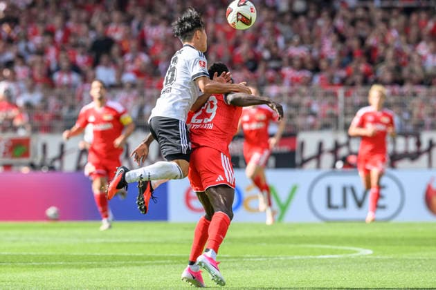 im Bild v.l.: Keita Kosugi (E Frankfurt, 26), Emmanuel Latte Lath (Union Berlin, 29), Zweikampf, Action, Kampf, kaempft um den Ball, GER, Berlin, Fussball, 1. FC Union Berlin vs Eintracht Frankfurt, in der Alten Försterei, 29.08.2026, DFB DFL REGULATIONS PROHIBIT ANY USE OF PHOTOGRAPHS AS IMAGE SEQUENCES AND OR QUASI-VIDEO, *** In the photo, from left: Keita Kosugi (E) Frankfurt, 26; Emmanuel Latte Lath (L) Union Berlin, 29; tackle, action, battle, fighting for the ball, GER, Berlin, soccer, 1. FC Union Berlin vs. Eintracht Frankfurt, at the Alte Försterei, August 29, 2026, DFB and DFL regulations prohibit any use of photographs as image sequences and or quasi-video, Copyright: HMBxMedia UwexKoch