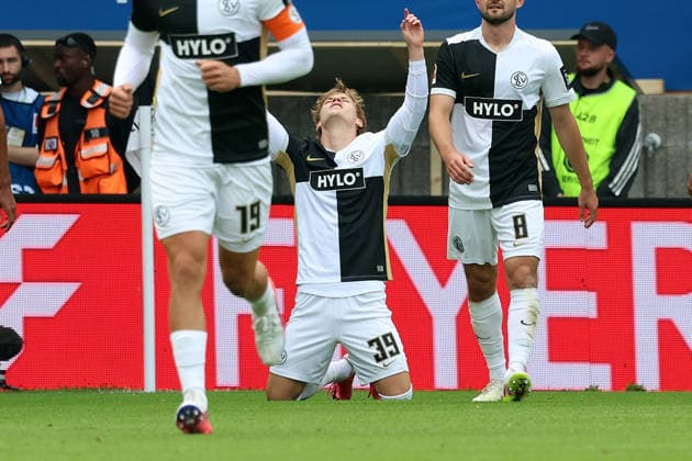 29.08.2026, xrekx, Fussball 1.Bundesliga, SV Elversberg - Bayer 04 Leverkusen v.l. Torjubel nach dem Tor zum celebrating the goal celebrate 2:0 durch Cole Campbell (SV 07 Elversberg) (DFL DFB REGULATIONS PROHIBIT ANY USE OF PHOTOGRAPHS as IMAGE SEQUENCES and or QUASI-VIDEO) Elversberg *** August 29, 2026, xrekx, Soccer, Bundesliga 1, SV Elversberg vs. Bayer 04 Leverkusen: Goal celebration after Cole Campbell scored the 2–0 goal for SV 07 Elversberg. DFL and DFB regulations prohibit any use of photographs as image sequences and or quasi-video. Elversberg