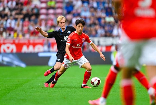 Jae-Sung Lee (1. FSV Mainz 05) und Mattes Hansen (SC Paderborn) im Zweikampf waehrend des spiels der 1. Bundesliga zwischen 1. FSV Mainz 05 und SC Paderborn 07, MEWA Arena am 29. August 2026 in Mainz, Deutschland. (Foto von Silas Schueller DeFodi Images) +++ Jae-Sung Lee (1. FSV Mainz 05) and Mattes Hansen (SC Paderborn) battle for the ball during the Bundesliga match between 1. FSV Mainz 05 and SC Paderborn 07 at MEWA Arena on August 29, 2026 in Mainz, Germany. (Photo by Silas Schueller DeFodi Images) DFB DFL REGULATIONS PROHIBIT ANY USE OF PHOTOGRAPHS AS IMAGE SEQUENCES AND OR QUASI-VIDEO. (Photo by Silas Schueller DeFodi Images) - *** Jae Sung Lee of 1. FSV Mainz 05 and Mattes Hansen of SC Paderborn battle for the ball during the Bundesliga match between 1. FSV Mainz 05 and SC Paderborn 07 at the MEWA Arena on August 29, 2026, in Mainz, Germany. Photo by Silas Schueller, DeFodi Images. Jae Sung Lee of 1. FSV Mainz 05 and Mattes Hansen of SC Paderborn battle for the ball during the Bundesliga match between 1. FSV Mainz 05 and SC Paderborn 07 at MEWA Arena on August 29, 2026 in Mainz, Germany. Photo by Silas Schueller, DeFodi Images. DFB and DFL regulations prohibit any use of photographs as image sequences and or quasi-video. Photo by Silas Schueller, DeFodi Images