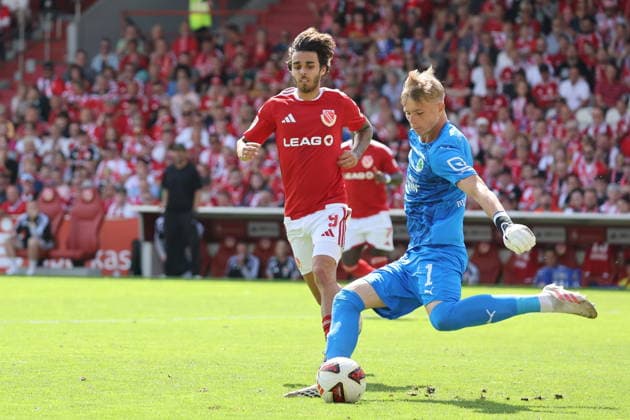 1 Florian Hellstern (Fürth) klärt vor 9 Lucas Copado (Energie Cottbus) Fussball 2. Bundesliga 2026 2027 FC Energie Cottbus - SpVgg Greuther Fürth *** 1 Florian Hellstern (Fürth) clears the ball past 9 Lucas Copado (Energie Cottbus) Soccer 2. Bundesliga 2026 2027 FC Energie Cottbus SpVgg Greuther Fürth