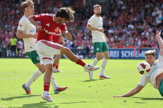 Der Torschuss von 9 Lucas Copado (Energie Cottbus) wird durch 29 Krisztian Keresztes (Fürth) geblockt. Fussball 2. Bundesliga 2026 2027 FC Energie Cottbus - SpVgg Greuther Fürth *** A shot on goal by Lucas Copado (9) of Energie Cottbus is blocked by Krisztian Keresztes (29) of Fürth. Soccer: 2. Bundesliga 2026–2027, FC Energie Cottbus vs. SpVgg Greuther Fürth