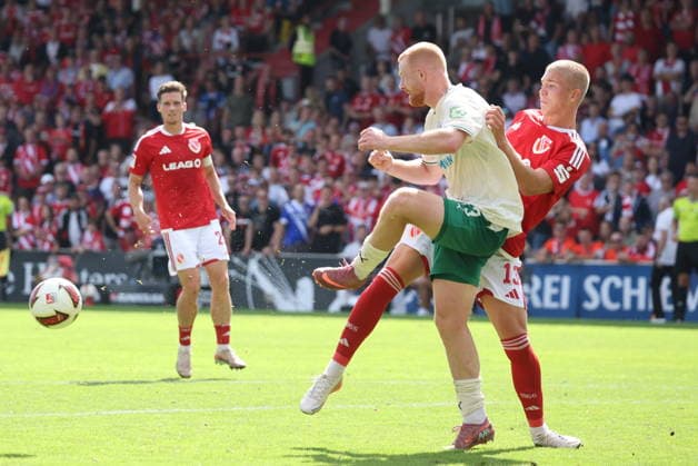 13 Dmytro Bogdanov (Energie Cottbus, r.) im Duell mit 13 Paul Will (Fürth) Fussball 2. Bundesliga 2026 2027 FC Energie Cottbus - SpVgg Greuther Fürth *** 13 Dmytro Bogdanov (Energie Cottbus), right, in a duel with 13 Paul Will (Fürth) Soccer 2. Bundesliga 2026–2027 FC Energie Cottbus vs. SpVgg Greuther Fürth