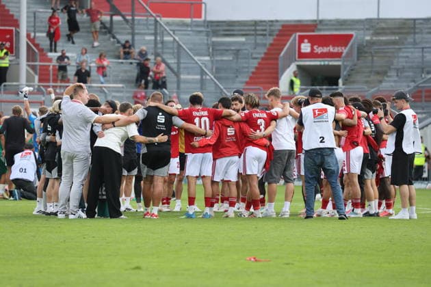 Cottbuser Mannschaftskreis. Fussball 2. Bundesliga 2026 2027 FC Energie Cottbus - SpVgg Greuther Fürth *** Cottbus Soccer Team Roster, 2. Bundesliga 2026–2027: FC Energie Cottbus, SpVgg Greuther Fürth