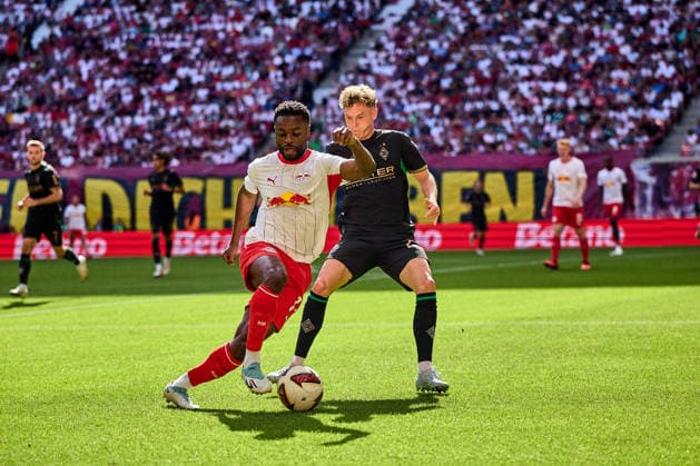 29.08.2026, Fußball, Männer, Bundesliga, 2026 2027, RB Leipzig - Borussia Mönchengladbach Ridle Baku (17, RB Leipzig, li.), Aktion, mit Ball, Zweikampf Leipzig Red Bull Arena Sachsen Deutschland *** August 29, 2026, Soccer, Men, Bundesliga, 2026–2027, RB Leipzig vs. Borussia Mönchengladbach, Ridle Baku 17, RB Leipzig, left, in action, with the ball, tackle, Leipzig, Red Bull Arena, Saxony, Germany