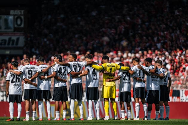 Deutschland: Bundesliga 2026 - 2027, 1. Spieltag - 1. FC Union Berlin vs Eintracht Frankfurt - Stadion An der Alten Försterei (Berlin): Schweigeminute *** Germany Bundesliga 2026–2027, Matchday 1: 1. FC Union Berlin vs. Eintracht Frankfurt, An der Alten Försterei Stadium, Berlin, moment of silence Copyright: xTomxLauruschkatx