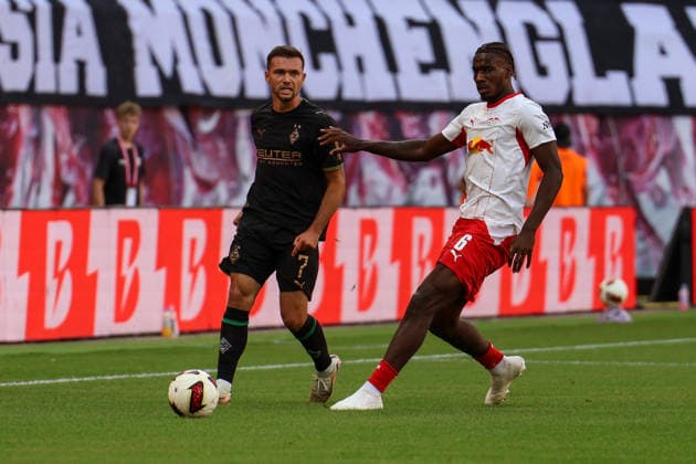 Deutschland: 1. Bundesliga 2026 2027, 1. Spieltag, RB Leipzig - Borussia Mönchengladbach, Red Bull Arena (Leipzig): Kevin Stöger Stoeger (Borussia Mönchengladbach, 7) am Ball *** Germany 1 Bundesliga 2026–2027, Matchday 1, RB Leipzig vs. Borussia Mönchengladbach, Red Bull Arena Leipzig, Kevin Stöger (Stoeger) of Borussia Mönchengladbach, 7 on the ball Copyright: xLucasxWalterx